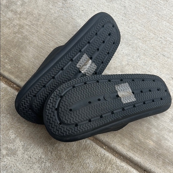 No Boundaries Black Slide Sandals - Picture 2 of 2